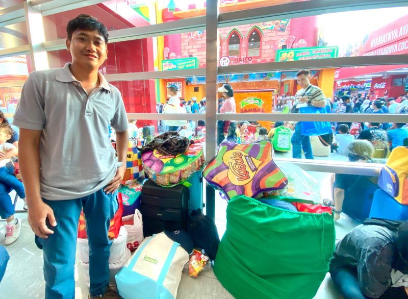 BERBURU PESANAN: Sejumlah pelaku jasa titip (jastiper) membawa koper dan tas besar saat berburu produk di Jakarta Fair Kemayoran 2026. Ramainya pengunjung membuat bisnis jastip meraih omzet hingga jutaan rupiah dalam satu kali kunjungan.