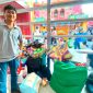 BERBURU PESANAN: Sejumlah pelaku jasa titip (jastiper) membawa koper dan tas besar saat berburu produk di Jakarta Fair Kemayoran 2026. Ramainya pengunjung membuat bisnis jastip meraih omzet hingga jutaan rupiah dalam satu kali kunjungan.