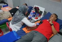 Petugas medis dari Palang Merah Indonesia (PMI) melayani pengunjung yang mengikuti kegiatan donor darah di area Jakarta Fair Kemayoran 2026, JIEXPO Kemayoran, Jakarta Pusat, Sabtu (13/6/2026). Program ini menjadi bagian dari kegiatan sosial yang diminati pengunjung di tengah kemeriahan pameran.