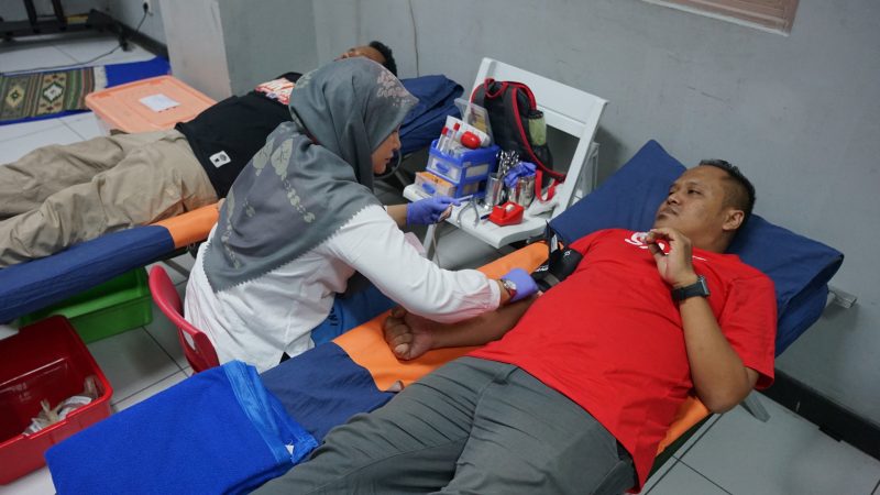 Petugas medis dari Palang Merah Indonesia (PMI) melayani pengunjung yang mengikuti kegiatan donor darah di area Jakarta Fair Kemayoran 2026, JIEXPO Kemayoran, Jakarta Pusat, Sabtu (13/6/2026). Program ini menjadi bagian dari kegiatan sosial yang diminati pengunjung di tengah kemeriahan pameran.