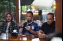 PERKUAT KEBERSAMAAN: Plt Bupati Bekasi Asep Surya Atmaja menghadiri nonton bareng Piala Dunia 2026 bersama Forkopimda, mahasiswa, organisasi kepemudaan, buruh, komunitas ojek online, dan tokoh masyarakat di Joglo Bali Terrace Cafe, Lippo Cikarang, Sabtu (21/6/2026). Kegiatan tersebut menjadi ajang mempererat sinergi dan kolaborasi dalam mendukung pembangunan Kabupaten Bekasi.