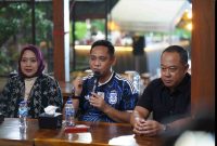 PERKUAT KEBERSAMAAN: Plt Bupati Bekasi Asep Surya Atmaja menghadiri nonton bareng Piala Dunia 2026 bersama Forkopimda, mahasiswa, organisasi kepemudaan, buruh, komunitas ojek online, dan tokoh masyarakat di Joglo Bali Terrace Cafe, Lippo Cikarang, Sabtu (21/6/2026). Kegiatan tersebut menjadi ajang mempererat sinergi dan kolaborasi dalam mendukung pembangunan Kabupaten Bekasi.