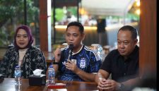 PERKUAT KEBERSAMAAN: Plt Bupati Bekasi Asep Surya Atmaja menghadiri nonton bareng Piala Dunia 2026 bersama Forkopimda, mahasiswa, organisasi kepemudaan, buruh, komunitas ojek online, dan tokoh masyarakat di Joglo Bali Terrace Cafe, Lippo Cikarang, Sabtu (21/6/2026). Kegiatan tersebut menjadi ajang mempererat sinergi dan kolaborasi dalam mendukung pembangunan Kabupaten Bekasi.