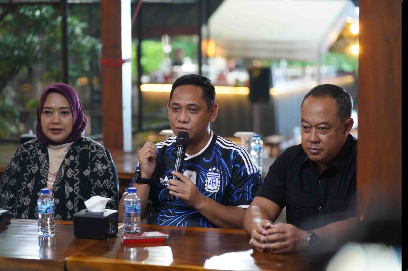 PERKUAT KEBERSAMAAN: Plt Bupati Bekasi Asep Surya Atmaja menghadiri nonton bareng Piala Dunia 2026 bersama Forkopimda, mahasiswa, organisasi kepemudaan, buruh, komunitas ojek online, dan tokoh masyarakat di Joglo Bali Terrace Cafe, Lippo Cikarang, Sabtu (21/6/2026). Kegiatan tersebut menjadi ajang mempererat sinergi dan kolaborasi dalam mendukung pembangunan Kabupaten Bekasi.