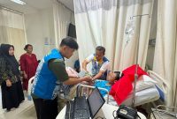 Petugas Administrasi Kependudukan (Adminduk) Kecamatan Cikarang Pusat melakukan perekaman data KTP elektronik secara jemput bola kepada seorang pasien yang tengah menjalani perawatan di Rumah Sakit Harapan Keluarga, Jumat (29/5/2026). Layanan ini diberikan untuk membantu memenuhi kebutuhan administrasi kependudukan warga tanpa harus meninggalkan ruang perawatan.