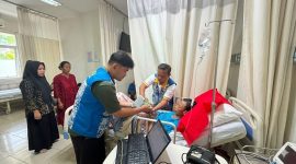 Petugas Administrasi Kependudukan (Adminduk) Kecamatan Cikarang Pusat melakukan perekaman data KTP elektronik secara jemput bola kepada seorang pasien yang tengah menjalani perawatan di Rumah Sakit Harapan Keluarga, Jumat (29/5/2026). Layanan ini diberikan untuk membantu memenuhi kebutuhan administrasi kependudukan warga tanpa harus meninggalkan ruang perawatan.