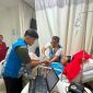 Petugas Administrasi Kependudukan (Adminduk) Kecamatan Cikarang Pusat melakukan perekaman data KTP elektronik secara jemput bola kepada seorang pasien yang tengah menjalani perawatan di Rumah Sakit Harapan Keluarga, Jumat (29/5/2026). Layanan ini diberikan untuk membantu memenuhi kebutuhan administrasi kependudukan warga tanpa harus meninggalkan ruang perawatan.
