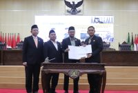 Keterangan Foto: Plt Bupati Bekasi H. Asep Surya Atmaja menandatangani persetujuan dua Raperda strategis menjadi Perda dalam Rapat Paripurna DPRD Kabupaten Bekasi di Cikarang Pusat, Kamis (12/06/2026).