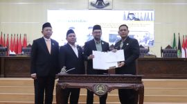 Keterangan Foto: Plt Bupati Bekasi H. Asep Surya Atmaja menandatangani persetujuan dua Raperda strategis menjadi Perda dalam Rapat Paripurna DPRD Kabupaten Bekasi di Cikarang Pusat, Kamis (12/06/2026).