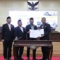 Keterangan Foto: Plt Bupati Bekasi H. Asep Surya Atmaja menandatangani persetujuan dua Raperda strategis menjadi Perda dalam Rapat Paripurna DPRD Kabupaten Bekasi di Cikarang Pusat, Kamis (12/06/2026).