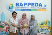 Tim Bappeda Kabupaten Bekasi menunjukkan penghargaan Terbaik I Tata Kelola Tanggung Jawab Sosial dan Lingkungan Perusahaan (TJSLP) Tingkat Lanjutan yang diraih pada Forum CSR Jawa Barat 2026. Penghargaan tersebut menjadi bukti keberhasilan kolaborasi Pemerintah Kabupaten Bekasi dengan dunia usaha dalam mendukung pembangunan daerah.