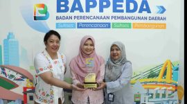 Tim Bappeda Kabupaten Bekasi menunjukkan penghargaan Terbaik I Tata Kelola Tanggung Jawab Sosial dan Lingkungan Perusahaan (TJSLP) Tingkat Lanjutan yang diraih pada Forum CSR Jawa Barat 2026. Penghargaan tersebut menjadi bukti keberhasilan kolaborasi Pemerintah Kabupaten Bekasi dengan dunia usaha dalam mendukung pembangunan daerah.
