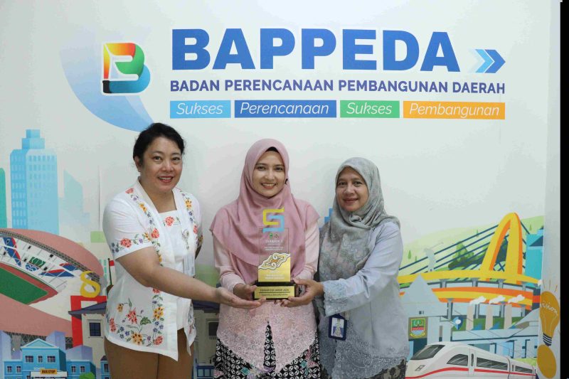 Tim Bappeda Kabupaten Bekasi menunjukkan penghargaan Terbaik I Tata Kelola Tanggung Jawab Sosial dan Lingkungan Perusahaan (TJSLP) Tingkat Lanjutan yang diraih pada Forum CSR Jawa Barat 2026. Penghargaan tersebut menjadi bukti keberhasilan kolaborasi Pemerintah Kabupaten Bekasi dengan dunia usaha dalam mendukung pembangunan daerah.
