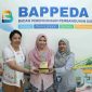 Tim Bappeda Kabupaten Bekasi menunjukkan penghargaan Terbaik I Tata Kelola Tanggung Jawab Sosial dan Lingkungan Perusahaan (TJSLP) Tingkat Lanjutan yang diraih pada Forum CSR Jawa Barat 2026. Penghargaan tersebut menjadi bukti keberhasilan kolaborasi Pemerintah Kabupaten Bekasi dengan dunia usaha dalam mendukung pembangunan daerah.