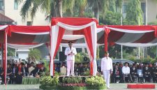 Plt Bupati Bekasi dr. Asep Surya Atmaja memimpin Upacara Hari Lahir Pancasila 2026 di Plaza Pemkab Bekasi, Senin (1/6/2026), sekaligus mengajak masyarakat memperkuat persatuan dan melawan intoleransi di tengah tantangan global.