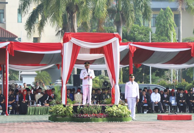 Plt Bupati Bekasi dr. Asep Surya Atmaja memimpin Upacara Hari Lahir Pancasila 2026 di Plaza Pemkab Bekasi, Senin (1/6/2026), sekaligus mengajak masyarakat memperkuat persatuan dan melawan intoleransi di tengah tantangan global.