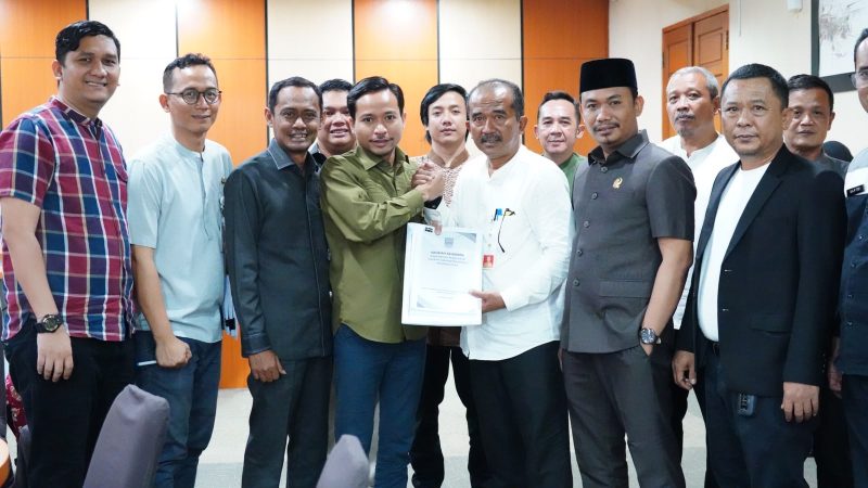 Ketua Bapemperda DPRD Kabupaten Bekasi, Ombi Hari Wibowo, mengatakan keputusan tersebut merupakan hasil dari serangkaian rapat kerja yang dilakukan untuk menelaah berbagai usulan Program Pembentukan Peraturan Daerah (Propemperda) tahun 2026.