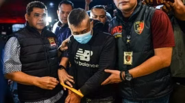 Tersangka Taufiq Hidayat dikawal aparat kepolisian usai ditangkap di Kabupaten Bandung. Kasus dugaan penyekapan dan penyiksaan terhadap perempuan selama bertahun-tahun kini menjadi perhatian publik dan DPR RI.