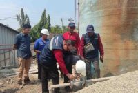 Tim gabungan Bapenda Kabupaten Bekasi bersama Kejaksaan, TNI, Polri, Dinas ESDM Provinsi Jawa Barat, dan perangkat daerah terkait melakukan inspeksi terhadap fasilitas sumur air tanah di salah satu perusahaan dalam rangka pengawasan perizinan serta optimalisasi penerimaan Pajak Air Tanah di Kabupaten Bekasi.