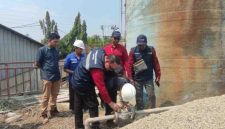 Tim gabungan Bapenda Kabupaten Bekasi bersama Kejaksaan, TNI, Polri, Dinas ESDM Provinsi Jawa Barat, dan perangkat daerah terkait melakukan inspeksi terhadap fasilitas sumur air tanah di salah satu perusahaan dalam rangka pengawasan perizinan serta optimalisasi penerimaan Pajak Air Tanah di Kabupaten Bekasi.