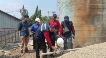 Tim gabungan Bapenda Kabupaten Bekasi bersama Kejaksaan, TNI, Polri, Dinas ESDM Provinsi Jawa Barat, dan perangkat daerah terkait melakukan inspeksi terhadap fasilitas sumur air tanah di salah satu perusahaan dalam rangka pengawasan perizinan serta optimalisasi penerimaan Pajak Air Tanah di Kabupaten Bekasi.