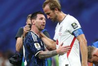 Kapten Argentina Lionel Messi berjabat tangan dengan kapten Inggris Harry Kane usai semifinal Piala Dunia 2026 di Mercedes-Benz Stadium, Atlanta. Argentina menang dramatis 2-1 lewat gol telat Enzo Fernandez dan Lautaro Martinez untuk memastikan tiket ke final.