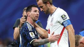 Kapten Argentina Lionel Messi berjabat tangan dengan kapten Inggris Harry Kane usai semifinal Piala Dunia 2026 di Mercedes-Benz Stadium, Atlanta. Argentina menang dramatis 2-1 lewat gol telat Enzo Fernandez dan Lautaro Martinez untuk memastikan tiket ke final.