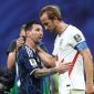 Kapten Argentina Lionel Messi berjabat tangan dengan kapten Inggris Harry Kane usai semifinal Piala Dunia 2026 di Mercedes-Benz Stadium, Atlanta. Argentina menang dramatis 2-1 lewat gol telat Enzo Fernandez dan Lautaro Martinez untuk memastikan tiket ke final.
