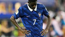 Ousmane Dembele tampak tertunduk usai Prancis kalah 0-2 dari Spanyol pada laga semifinal Piala Dunia 2026 di AT&T Stadium, Dallas, Selasa (14/7/2026). Kekalahan tersebut mengakhiri langkah Les Bleus sekaligus memastikan Spanyol melaju ke partai final.