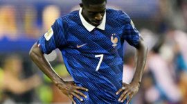 Ousmane Dembele tampak tertunduk usai Prancis kalah 0-2 dari Spanyol pada laga semifinal Piala Dunia 2026 di AT&T Stadium, Dallas, Selasa (14/7/2026). Kekalahan tersebut mengakhiri langkah Les Bleus sekaligus memastikan Spanyol melaju ke partai final.