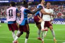 Pemain Spanyol merayakan kemenangan usai mengalahkan Prancis 2-0 pada laga semifinal Piala Dunia 2026 di AT&T Stadium, Dallas, Selasa (14/7/2026). Gol Mikel Oyarzabal dan Pedro Porro membawa La Roja melaju ke partai final.