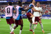 Pemain Spanyol merayakan kemenangan usai mengalahkan Prancis 2-0 pada laga semifinal Piala Dunia 2026 di AT&T Stadium, Dallas, Selasa (14/7/2026). Gol Mikel Oyarzabal dan Pedro Porro membawa La Roja melaju ke partai final.