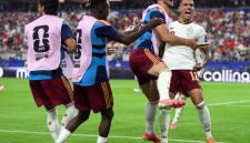 Pemain Spanyol merayakan kemenangan usai mengalahkan Prancis 2-0 pada laga semifinal Piala Dunia 2026 di AT&T Stadium, Dallas, Selasa (14/7/2026). Gol Mikel Oyarzabal dan Pedro Porro membawa La Roja melaju ke partai final.