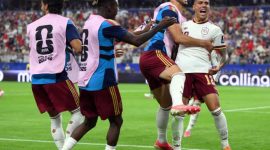 Pemain Spanyol merayakan kemenangan usai mengalahkan Prancis 2-0 pada laga semifinal Piala Dunia 2026 di AT&T Stadium, Dallas, Selasa (14/7/2026). Gol Mikel Oyarzabal dan Pedro Porro membawa La Roja melaju ke partai final.