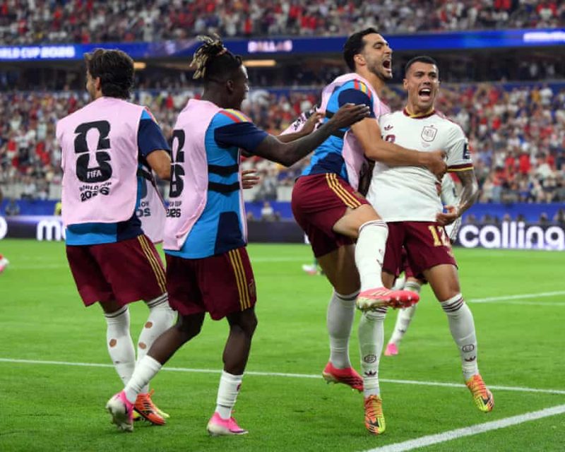 Pemain Spanyol merayakan kemenangan usai mengalahkan Prancis 2-0 pada laga semifinal Piala Dunia 2026 di AT&T Stadium, Dallas, Selasa (14/7/2026). Gol Mikel Oyarzabal dan Pedro Porro membawa La Roja melaju ke partai final.