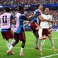 Pemain Spanyol merayakan kemenangan usai mengalahkan Prancis 2-0 pada laga semifinal Piala Dunia 2026 di AT&T Stadium, Dallas, Selasa (14/7/2026). Gol Mikel Oyarzabal dan Pedro Porro membawa La Roja melaju ke partai final.