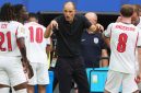 Pelatih Timnas Inggris Thomas Tuchel memberikan instruksi kepada para pemainnya jelang laga semifinal Piala Dunia 2026 melawan Argentina. Tuchel menegaskan The Three Lions siap menghadapi tekanan dan rivalitas klasik demi merebut tiket ke final.