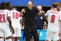 Pelatih Timnas Inggris Thomas Tuchel memberikan instruksi kepada para pemainnya jelang laga semifinal Piala Dunia 2026 melawan Argentina. Tuchel menegaskan The Three Lions siap menghadapi tekanan dan rivalitas klasik demi merebut tiket ke final.