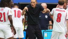 Pelatih Timnas Inggris Thomas Tuchel memberikan instruksi kepada para pemainnya jelang laga semifinal Piala Dunia 2026 melawan Argentina. Tuchel menegaskan The Three Lions siap menghadapi tekanan dan rivalitas klasik demi merebut tiket ke final.