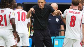 Pelatih Timnas Inggris Thomas Tuchel memberikan instruksi kepada para pemainnya jelang laga semifinal Piala Dunia 2026 melawan Argentina. Tuchel menegaskan The Three Lions siap menghadapi tekanan dan rivalitas klasik demi merebut tiket ke final.
