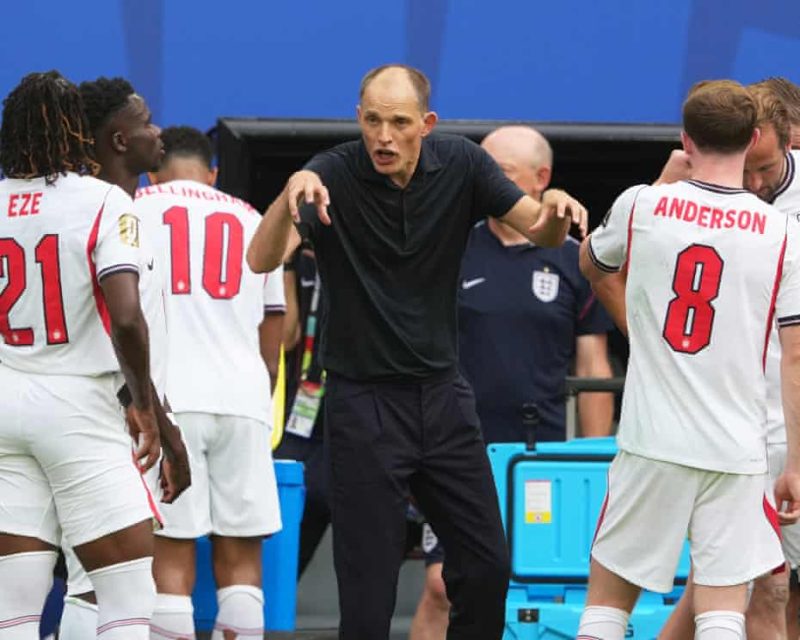 Pelatih Timnas Inggris Thomas Tuchel memberikan instruksi kepada para pemainnya jelang laga semifinal Piala Dunia 2026 melawan Argentina. Tuchel menegaskan The Three Lions siap menghadapi tekanan dan rivalitas klasik demi merebut tiket ke final.