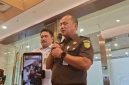 Kepala Pusat Penerangan Hukum (Kapuspenkum) Kejagung Anang Supriatna (tengah kanan) menjawab pertanyaan awak media di Gedung Utama Kejagung, Jakarta, Senin (13/7/2026). (ANTARA/Nadia Putri Rahmani)