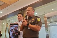 Kepala Pusat Penerangan Hukum (Kapuspenkum) Kejagung Anang Supriatna (tengah kanan) menjawab pertanyaan awak media di Gedung Utama Kejagung, Jakarta, Senin (13/7/2026). (ANTARA/Nadia Putri Rahmani)