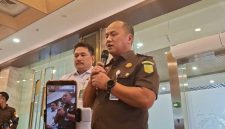 Kepala Pusat Penerangan Hukum (Kapuspenkum) Kejagung Anang Supriatna (tengah kanan) menjawab pertanyaan awak media di Gedung Utama Kejagung, Jakarta, Senin (13/7/2026). (ANTARA/Nadia Putri Rahmani)