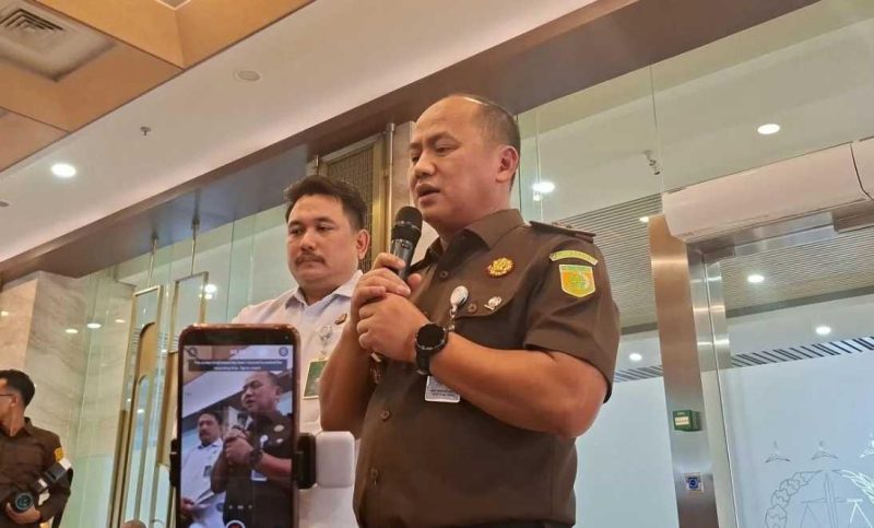 Kepala Pusat Penerangan Hukum (Kapuspenkum) Kejagung Anang Supriatna (tengah kanan) menjawab pertanyaan awak media di Gedung Utama Kejagung, Jakarta, Senin (13/7/2026). (ANTARA/Nadia Putri Rahmani)