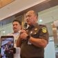 Kepala Pusat Penerangan Hukum (Kapuspenkum) Kejagung Anang Supriatna (tengah kanan) menjawab pertanyaan awak media di Gedung Utama Kejagung, Jakarta, Senin (13/7/2026). (ANTARA/Nadia Putri Rahmani)
