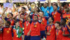 Timnas Spanyol merayakan keberhasilan menjuarai Piala Dunia 2026 usai mengalahkan Argentina 1-0 melalui gol Ferran Torres pada babak tambahan waktu di final yang berlangsung di MetLife Stadium, New Jersey, Amerika Serikat, Minggu (19/7/2026).