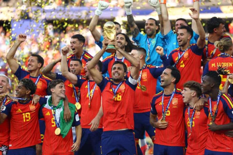 Timnas Spanyol merayakan keberhasilan menjuarai Piala Dunia 2026 usai mengalahkan Argentina 1-0 melalui gol Ferran Torres pada babak tambahan waktu di final yang berlangsung di MetLife Stadium, New Jersey, Amerika Serikat, Minggu (19/7/2026).