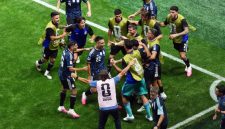 Para pemain Argentina merayakan gol kemenangan Lautaro Martinez pada masa injury time yang memastikan kemenangan dramatis 2-1 atas Inggris di semifinal Piala Dunia 2026. Albiceleste melaju ke final dan akan menghadapi Spanyol.