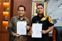 Plt Bupati Bekasi, dr. Asep Surya Atmaja (kanan), bersama Kepala BPJS Kesehatan Cabang Cikarang, Erwin Fadillah, menunjukkan dokumen addendum kerja sama Program Jaminan Kesehatan Nasional (JKN) usai penandatanganan di Kompleks Pemkab Bekasi, Rabu (1/7/2026).